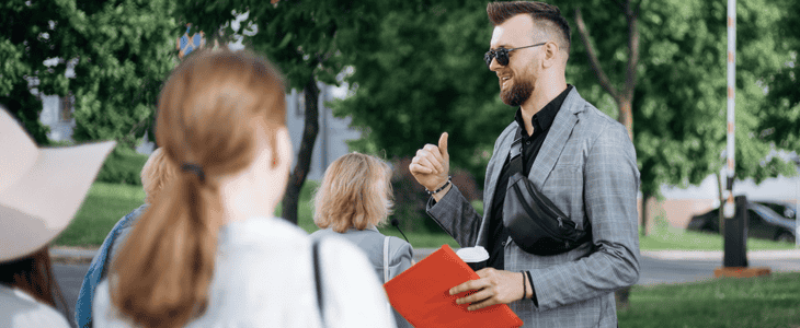 A tour guide addresses a crowd of tourists